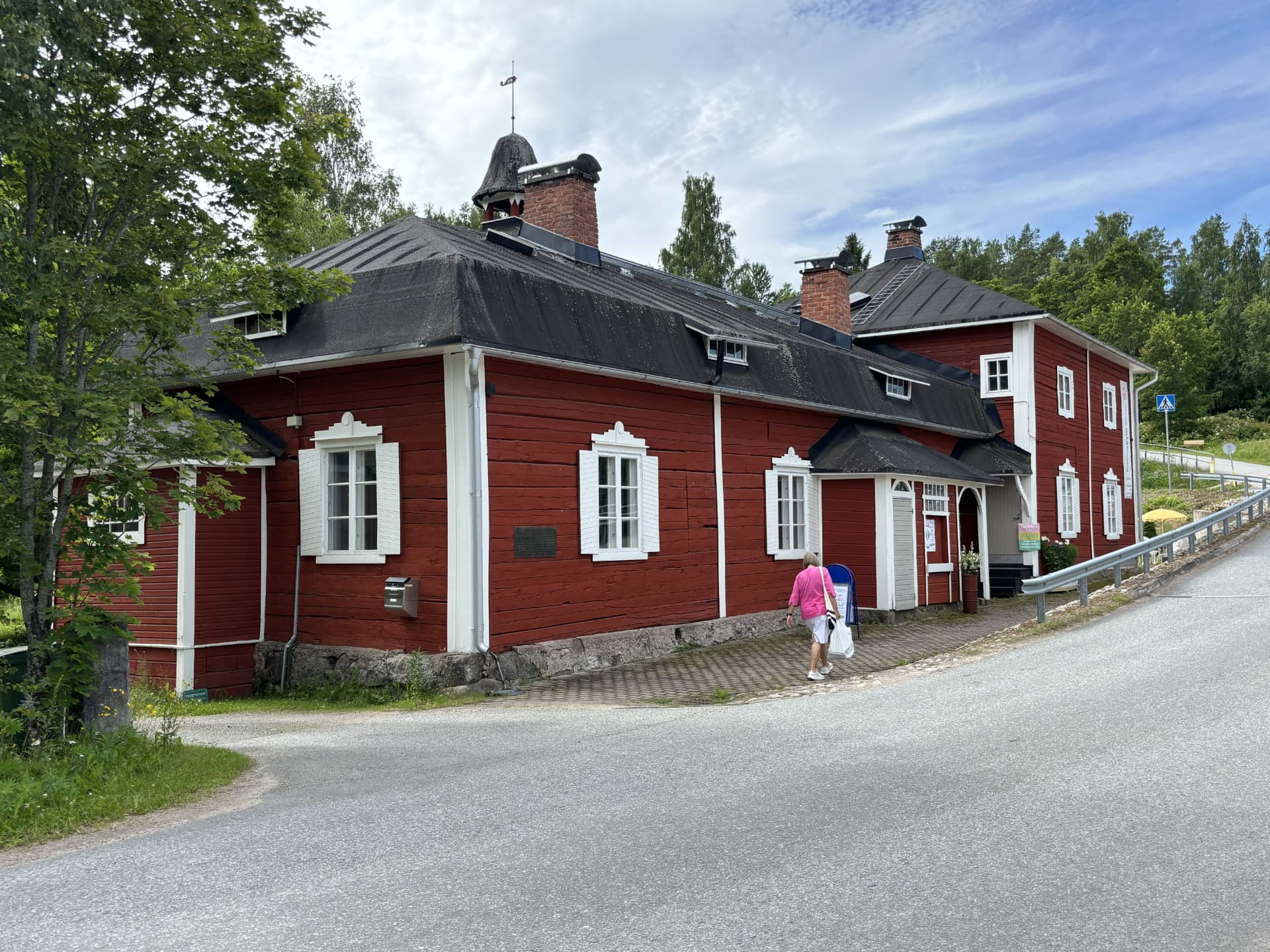 Ritoniemen punainen väentupa tien varrella